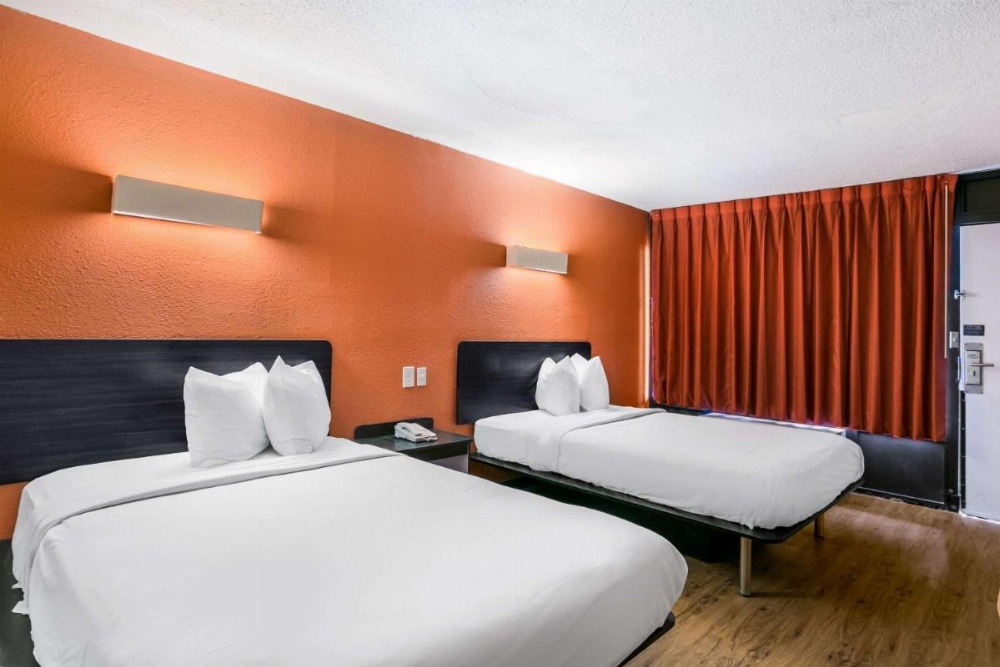 Double Room with Two Double Beds - Accessible/Smoking